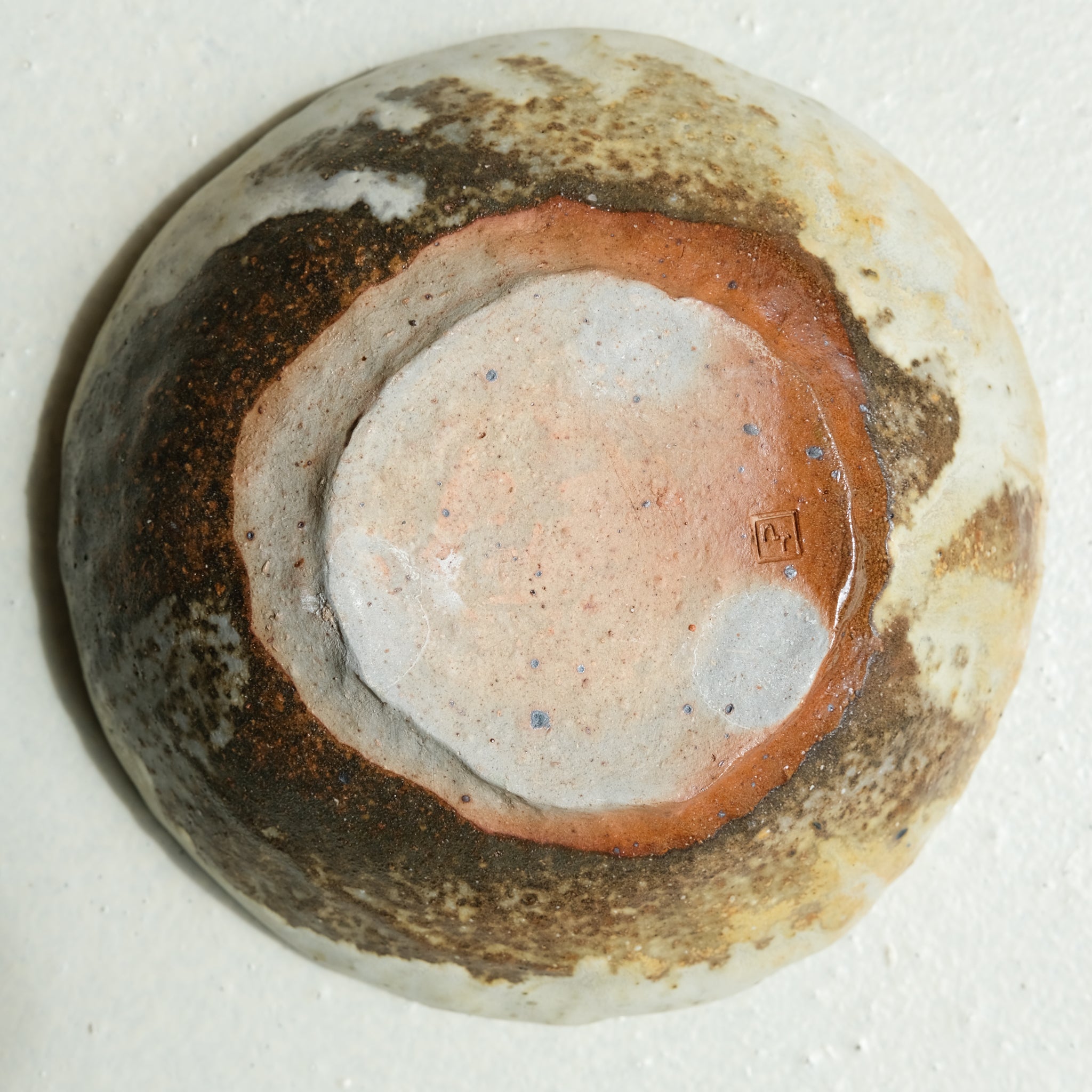 Saladier en grès recolté D 20cm cuisson feu - blanc beige jaune de Nathalie Reocreux chez Brutal Ceramics