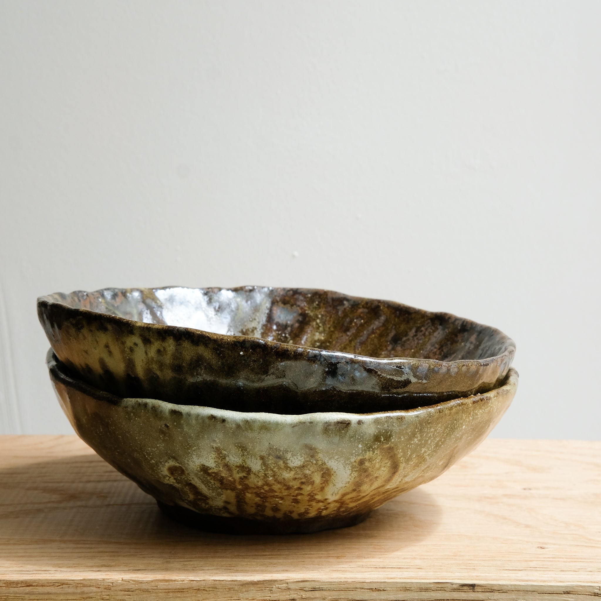 Assiette creuse en grès recolté 250 ml cuisson feu - vert foncé beige de Nathalie Réocreux chez Brutal Ceramics