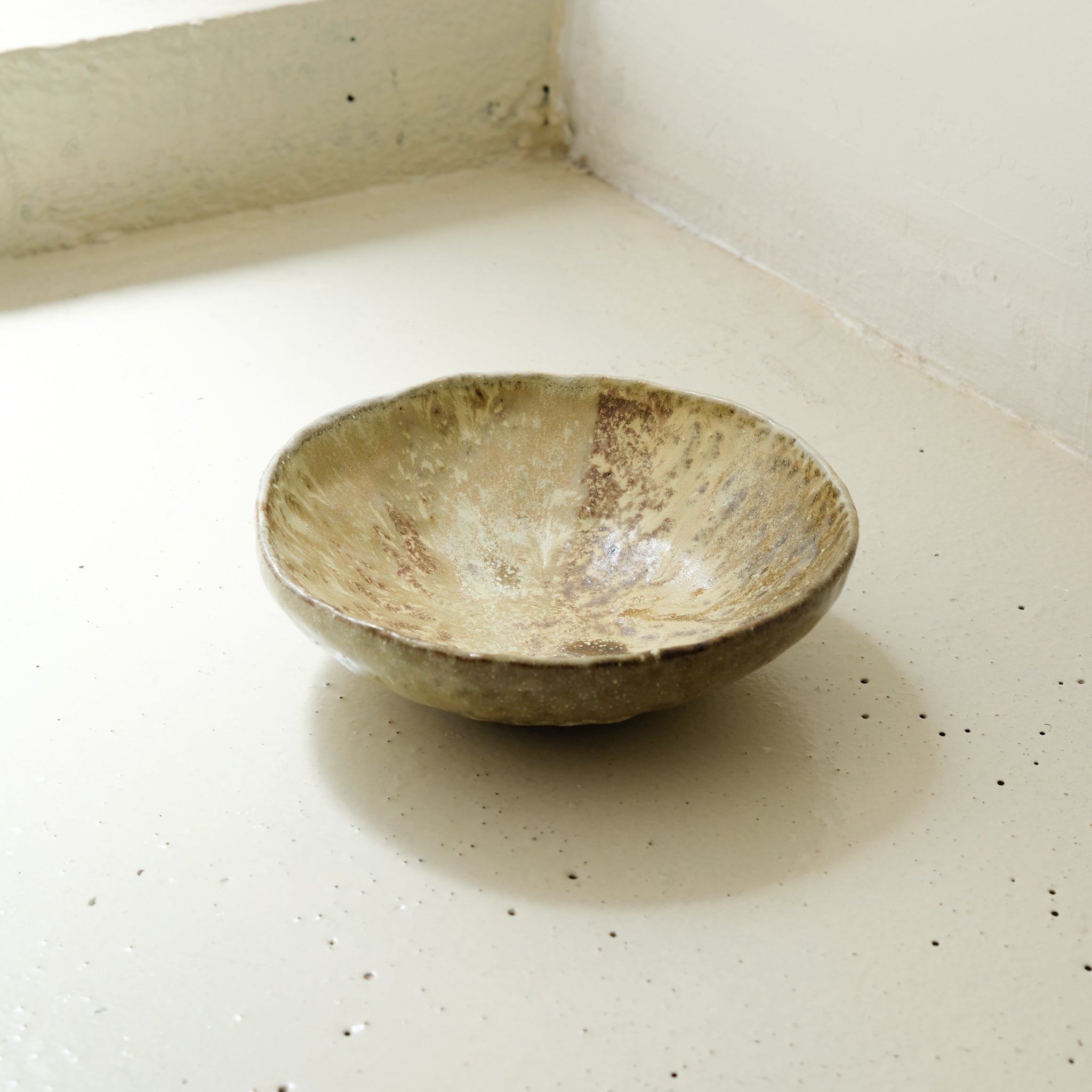 Assiette creuse en grès recolté 250 ml cuisson feu - vert foncé beige de Nathalie Réocreux chez Brutal Ceramics
