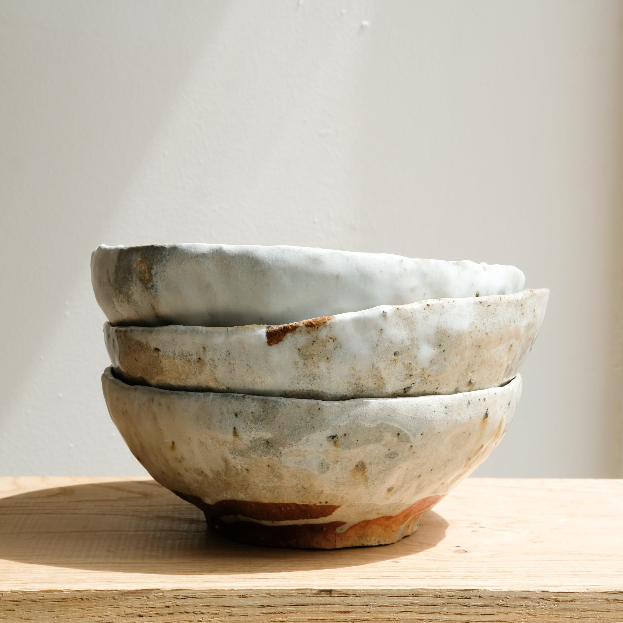 Bol en grès recolté D 18cm cuisson feu- vert céladon de Nathalie Reocreux chez Brutal Ceramics