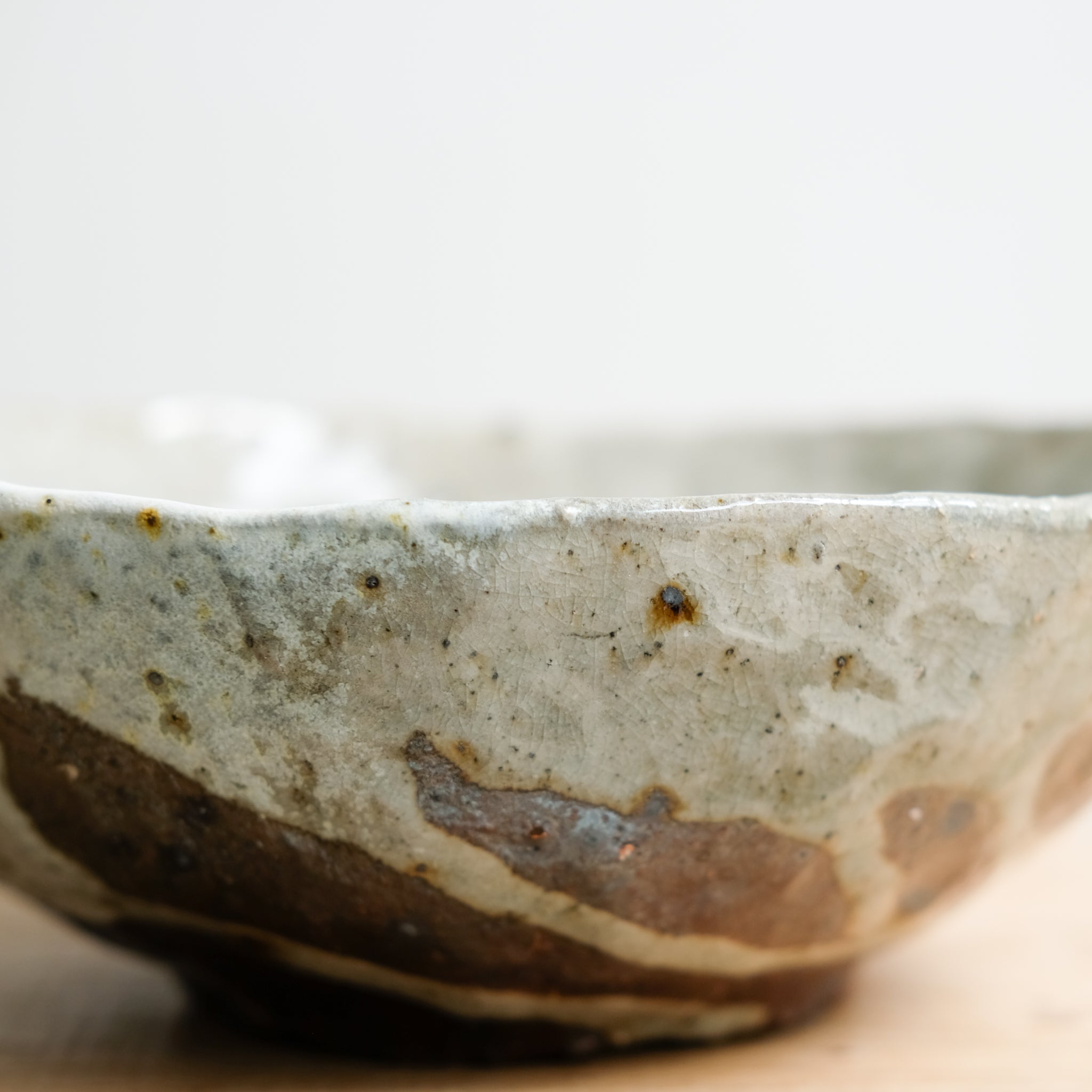 Bol en grès recolté D 18cm cuisson feu- vert céladon de Nathalie Reocreux chez Brutal Ceramics