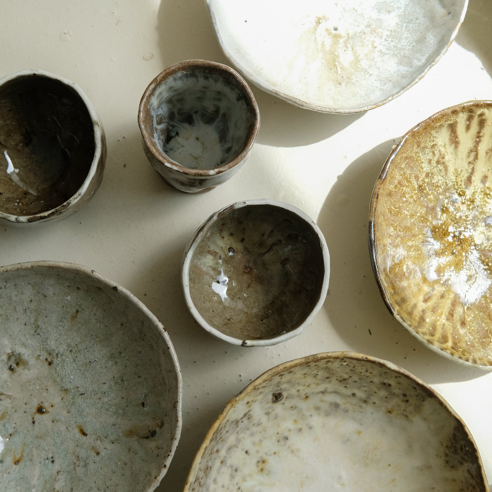 Tasse en grès recolté 250 ml cuisson feu - blanc et vert foncé de Nathalie Reocreux chez Brutal Ceramics