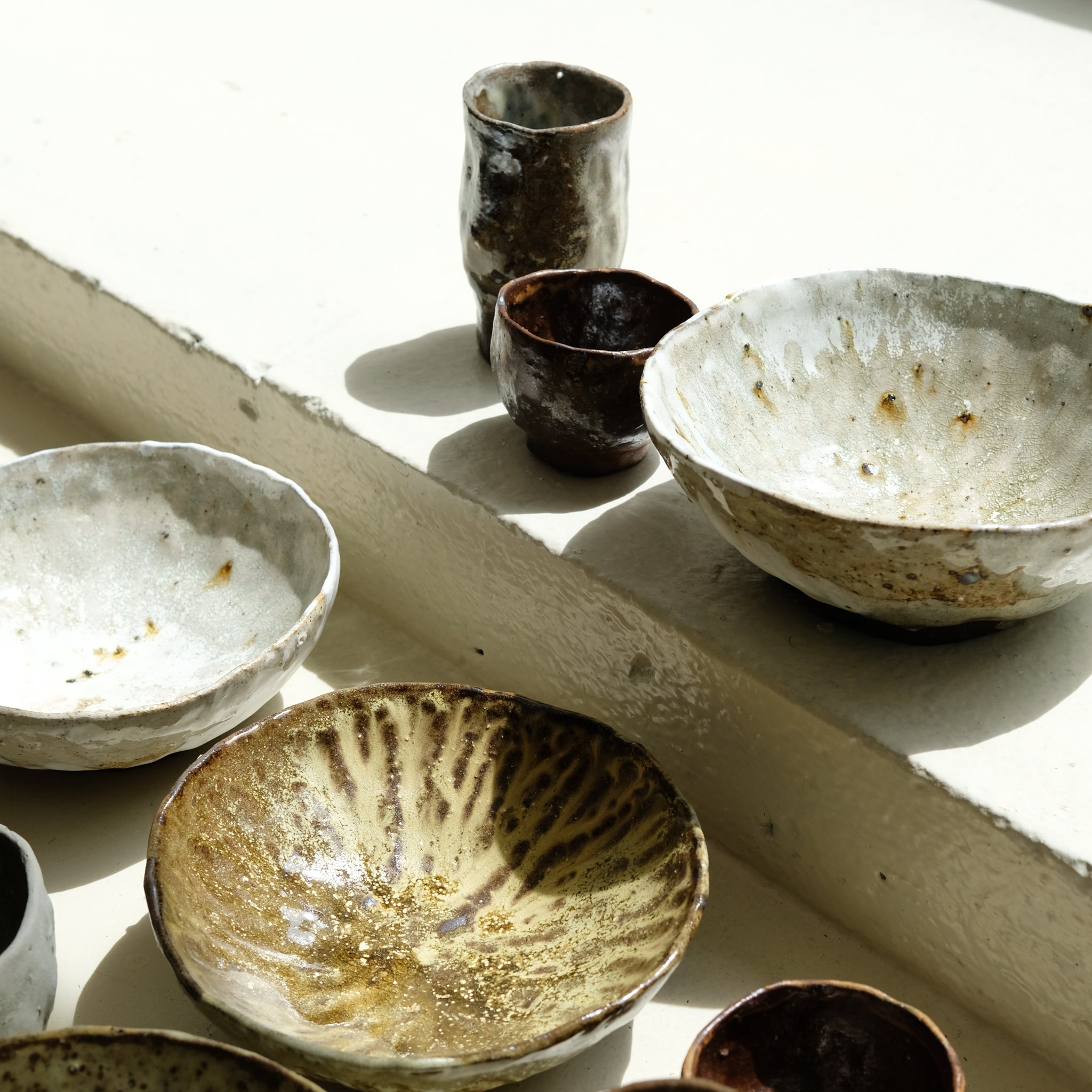Tasse en grès recolté 185 ml cuisson feu - beige ocre doré de Nathalie Reocreux chez Brutal Ceramics