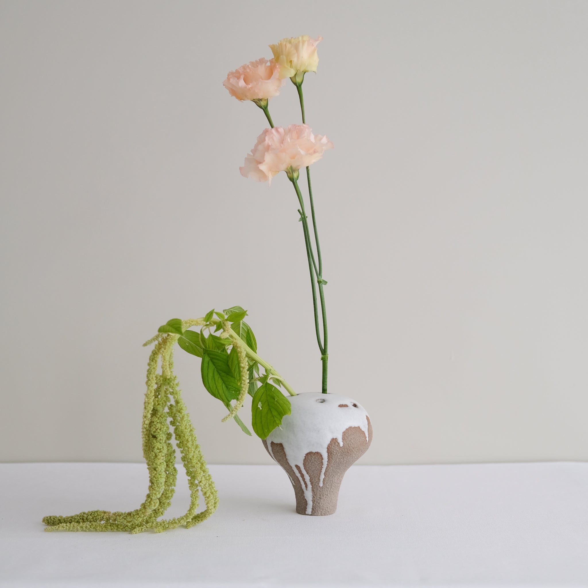 Vase 03 en grès H 13 cm - noir et beige de Mano Mani - Ikebana