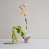 Vase 03 en grès H 13 cm - noir et beige de Mano Mani - Ikebana