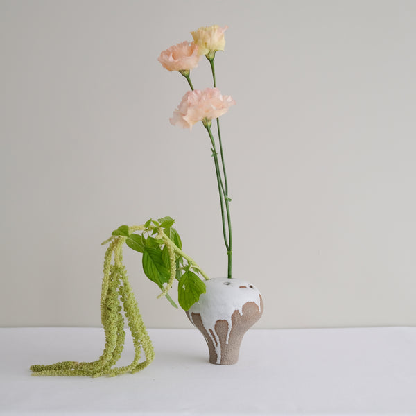 Vase 03 en grès H 13 cm - noir et beige de Mano Mani - Ikebana
