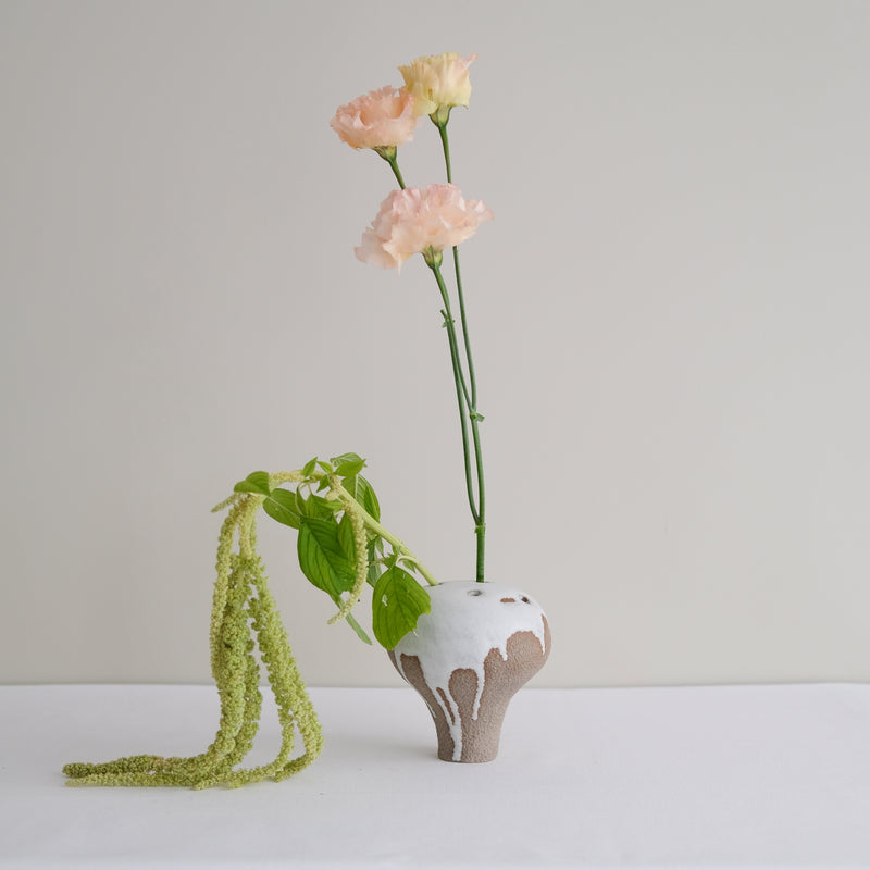 Vase 03 en grès H 13 cm - noir et beige de Mano Mani - Ikebana