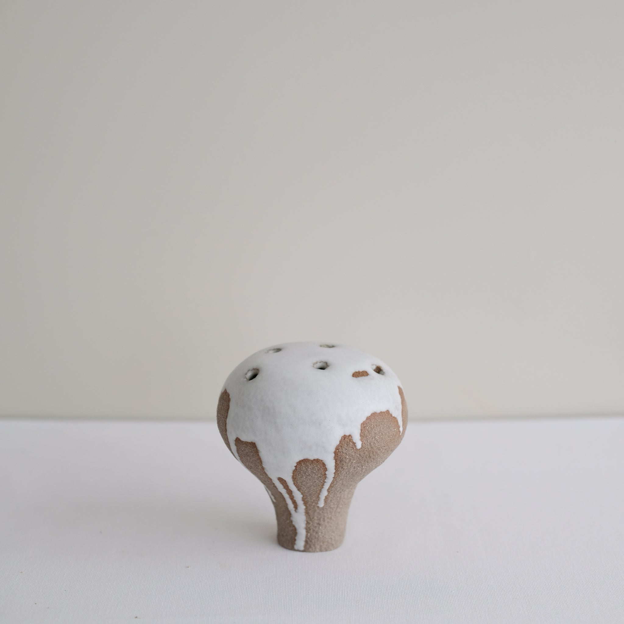 Vase 03 en grès H 13 cm - noir et beige de Mano Mani - Ikebana