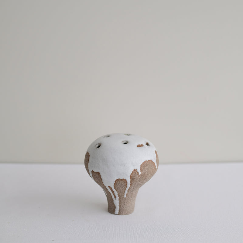 Vase 03 en grès H 13 cm - noir et beige de Mano Mani - Ikebana