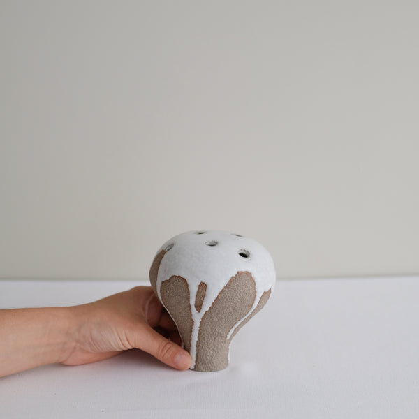 Vase 03 en grès H 13 cm - noir et beige de Mano Mani - Ikebana