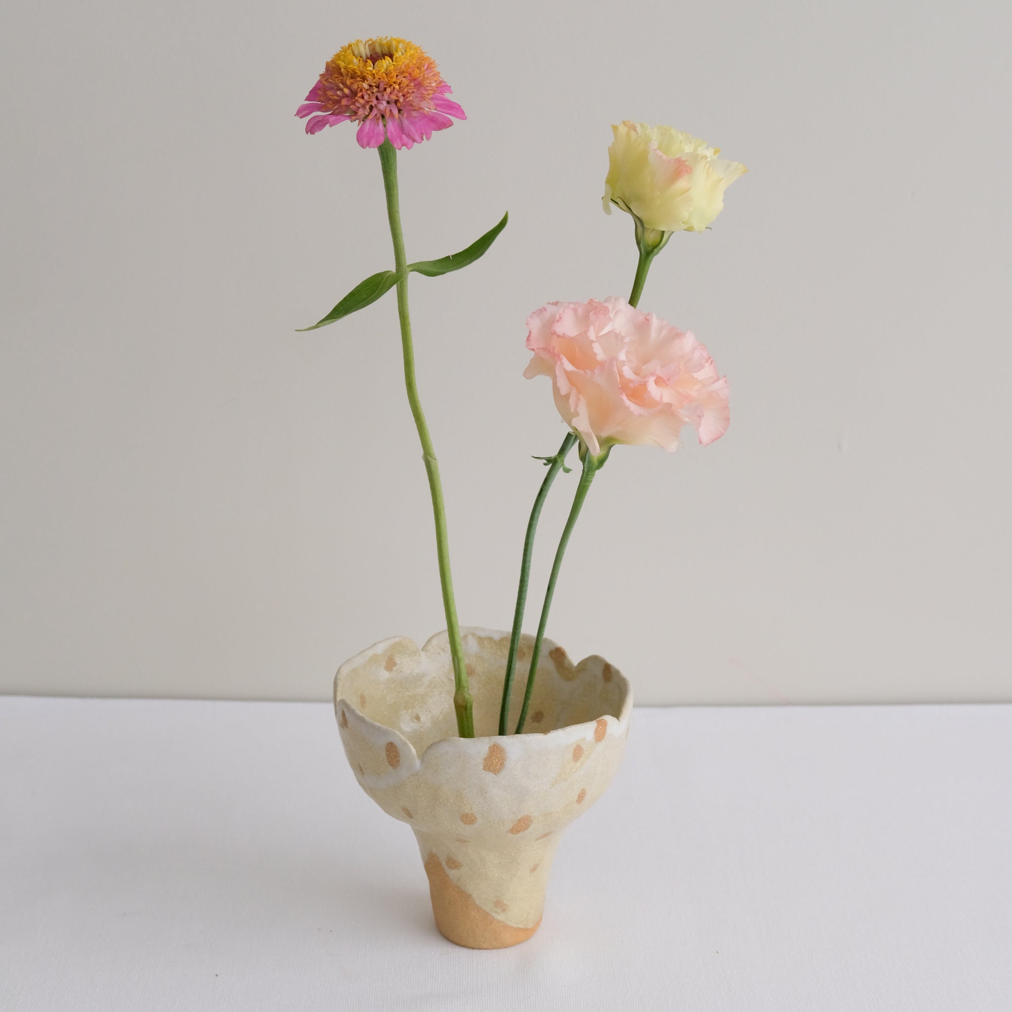 Vase 04 en grès H 10cm - blanc et jaune de Mano Mani - Ikebana