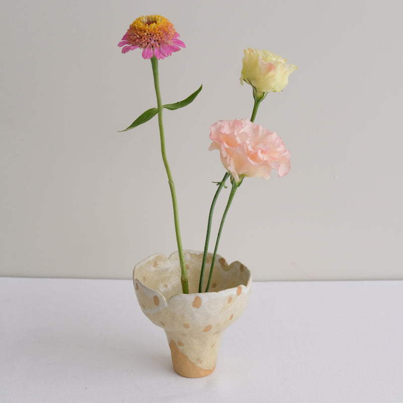 Vase 04 en grès H 10cm - blanc et jaune de Mano Mani - Ikebana