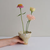 Vase 04 en grès H 10cm - blanc et jaune de Mano Mani - Ikebana