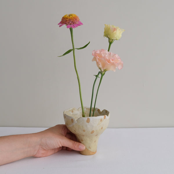 Vase 04 en grès H 10cm - blanc et jaune de Mano Mani - Ikebana