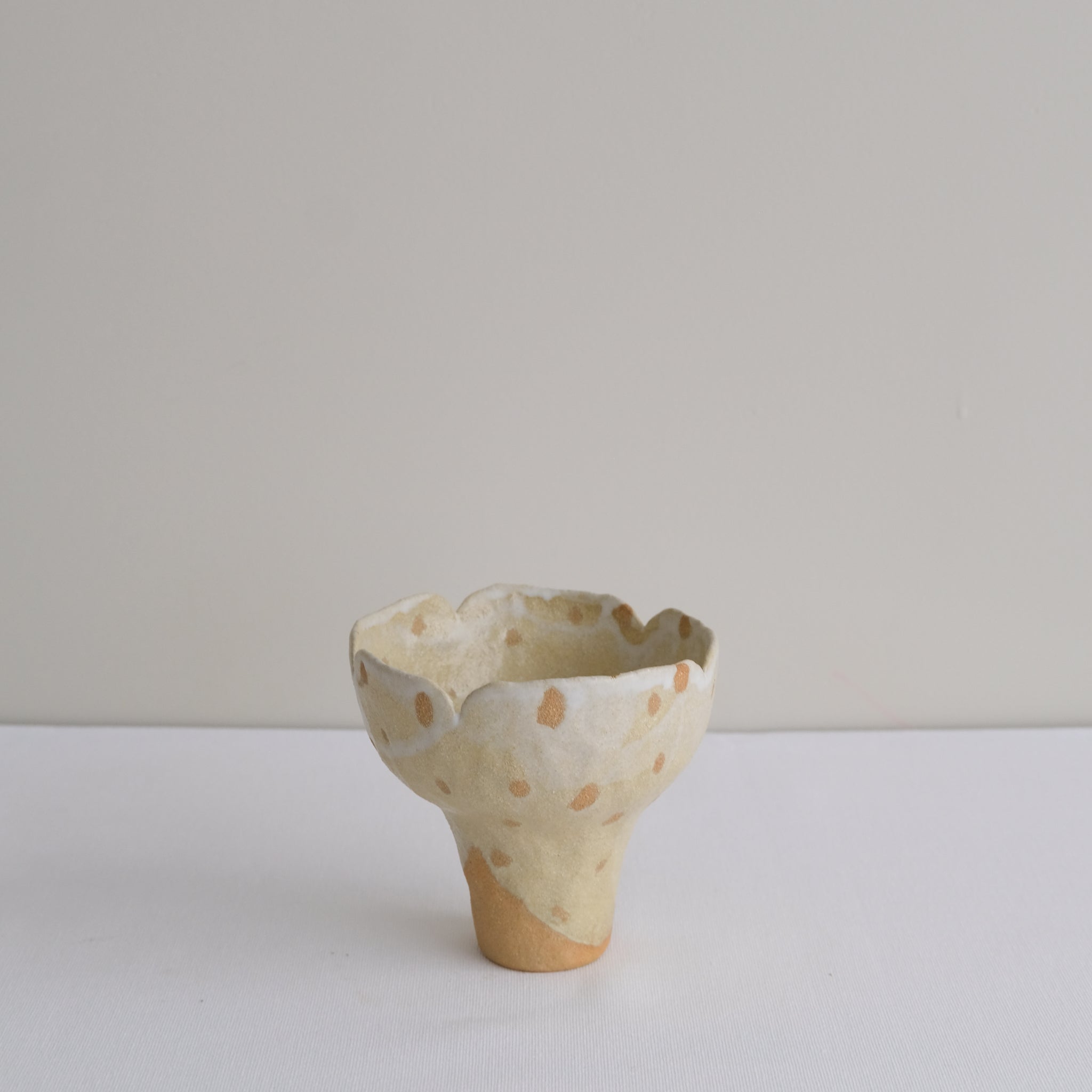 Vase 04 en grès H 10cm - blanc et jaune de Mano Mani - Ikebana