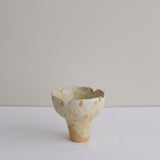 Vase 04 en grès H 10cm - blanc et jaune de Mano Mani - Ikebana