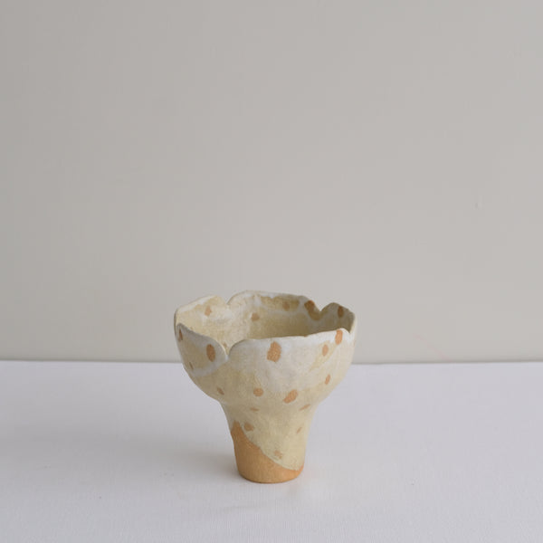Vase 04 en grès H 10cm - blanc et jaune de Mano Mani - Ikebana