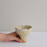 Vase 04 en grès H 10cm - blanc et jaune de Mano Mani - Ikebana
