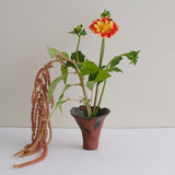 Vase 05 en grès H 11cm - rouge et brun noir de Mano Mani - Ikebana