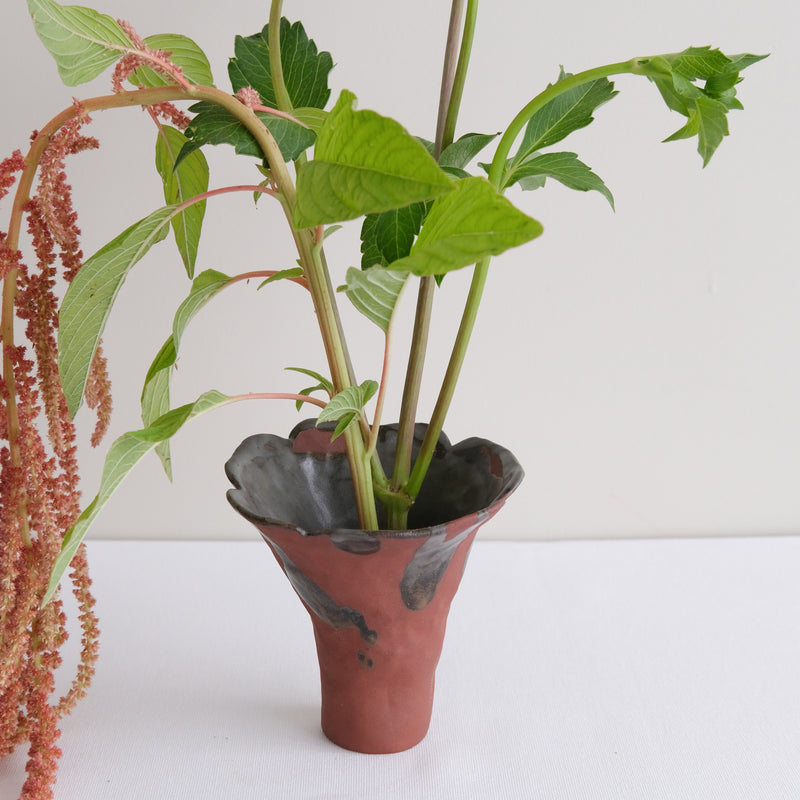 Vase 05 en grès H 11cm - rouge et brun noir de Mano Mani - Ikebana