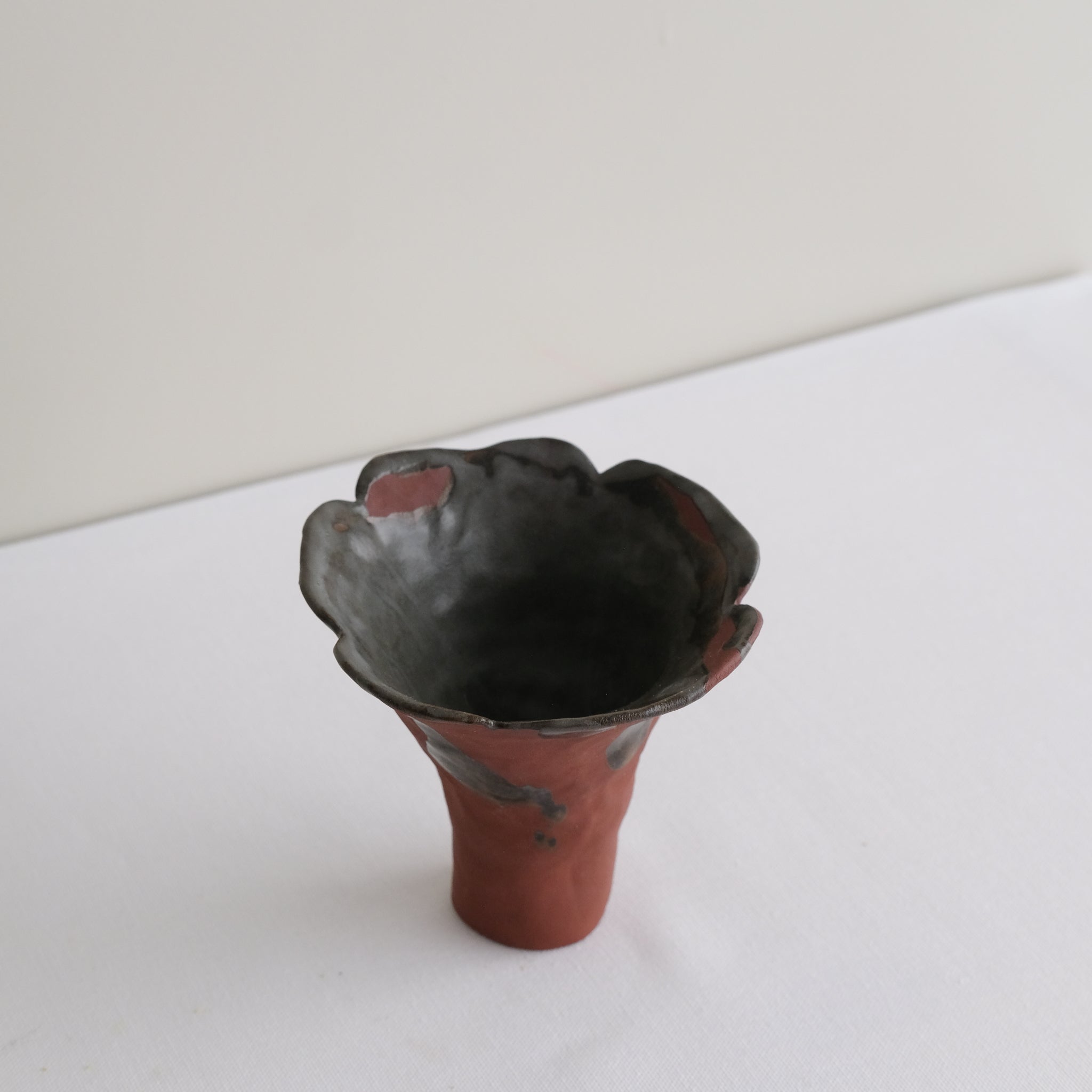 Vase 05 en grès H 11cm - rouge et brun noir de Mano Mani - Ikebana