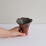 Vase 05 en grès H 11cm - rouge et brun noir de Mano Mani - Ikebana
