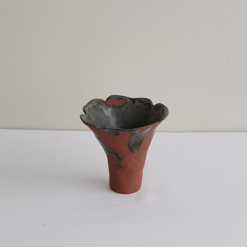 Vase 05 en grès H 11cm - rouge et brun noir de Mano Mani - Ikebana