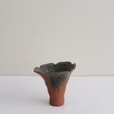 Vase 05 en grès H 11cm - rouge et brun noir de Mano Mani - Ikebana