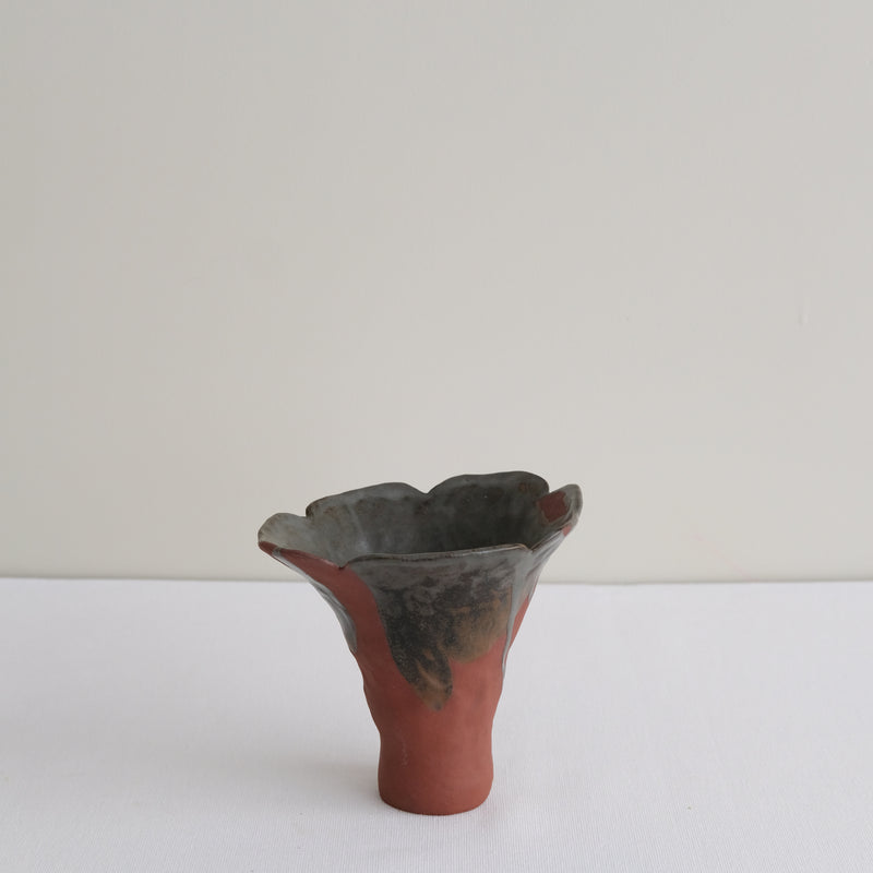 Vase 05 en grès H 11cm - rouge et brun noir de Mano Mani - Ikebana