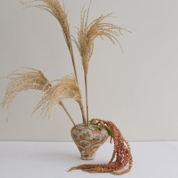 Vase 06 en grès H 9 cm - roux et pois rose clair de Mano Mani - Ikebana chez Brutal Ceramics