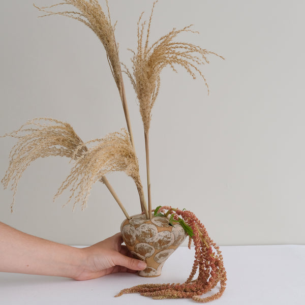 Vase 06 en grès H 9 cm - roux et pois rose clair de Mano Mani - Ikebana chez Brutal Ceramics