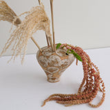 Vase 06 en grès H 9 cm - roux et pois rose clair de Mano Mani - Ikebana chez Brutal Ceramics