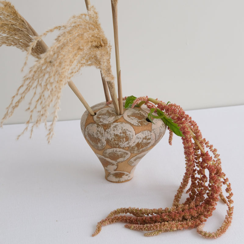 Vase 06 en grès H 9 cm - roux et pois rose clair de Mano Mani - Ikebana chez Brutal Ceramics
