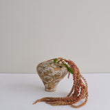 Vase 06 en grès H 9 cm - roux et pois rose clair de Mano Mani - Ikebana chez Brutal Ceramics