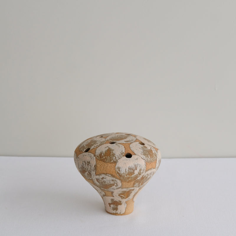 Vase 06 en grès H 9 cm - roux et pois rose clair de Mano Mani - Ikebana chez Brutal Ceramics
