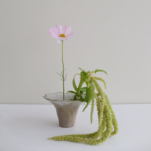 Vase 07 en grès H 10 cm - gris et blanc de Mano Mani chez Brutal Ceramics