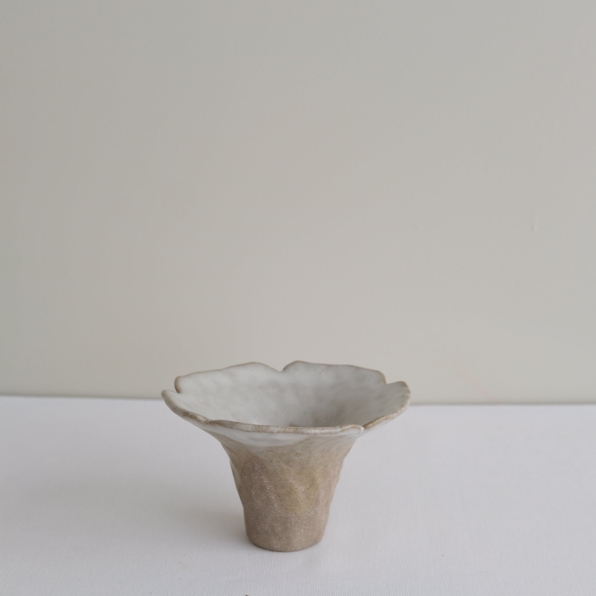 Vase 07 en grès H 10 cm - gris et blanc de Mano Mani chez Brutal Ceramics