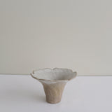 Vase 07 en grès H 10 cm - gris et blanc de Mano Mani chez Brutal Ceramics