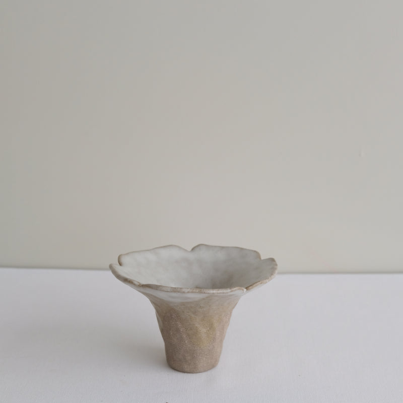 Vase 07 en grès H 10 cm - gris et blanc de Mano Mani chez Brutal Ceramics