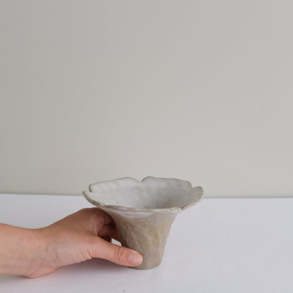 Vase 07 en grès H 10 cm - gris et blanc de Mano Mani chez Brutal Ceramics
