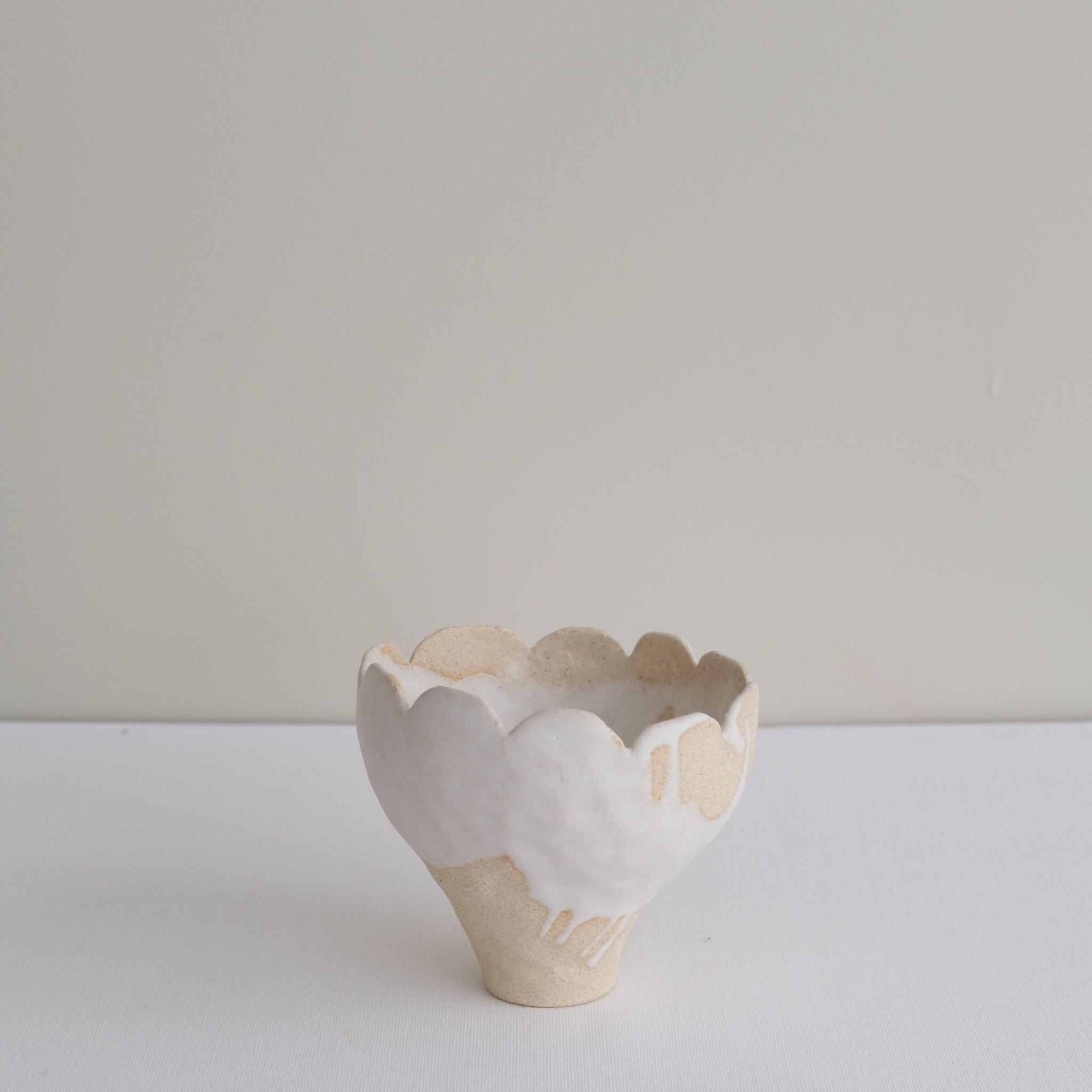 Vase 08 en grès H 12 cm - beige et blanc de Mano Mani chez Brutal Ceramics
