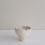 Vase 08 en grès H 12 cm - beige et blanc de Mano Mani chez Brutal Ceramics