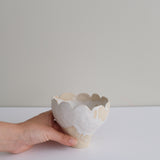 Vase 08 en grès H 12 cm - beige et blanc de Mano Mani chez Brutal Ceramics