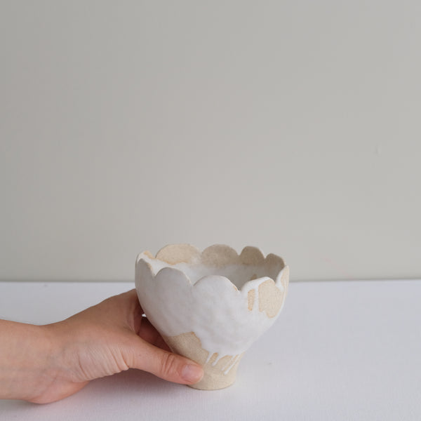 Vase 08 en grès H 12 cm - beige et blanc de Mano Mani chez Brutal Ceramics