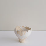 Vase 08 en grès H 12 cm - beige et blanc de Mano Mani chez Brutal Ceramics