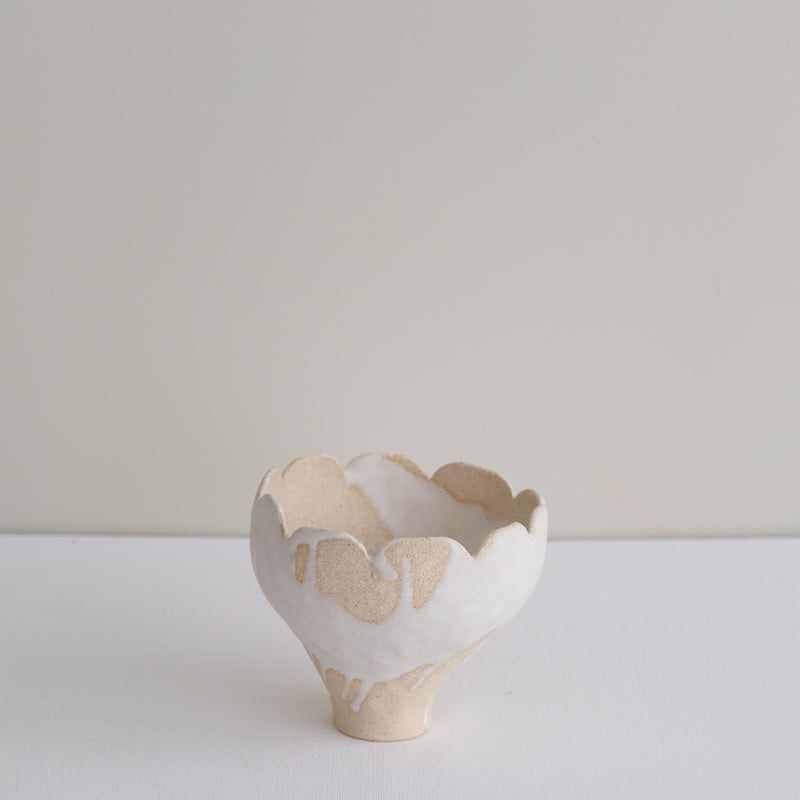Vase 08 en grès H 12 cm - beige et blanc de Mano Mani chez Brutal Ceramics