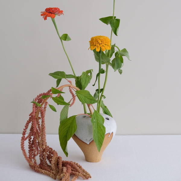 Vase 09 en grès H 11 cm - roux et blanc de Mano Mani chez Brutal Ceramics
