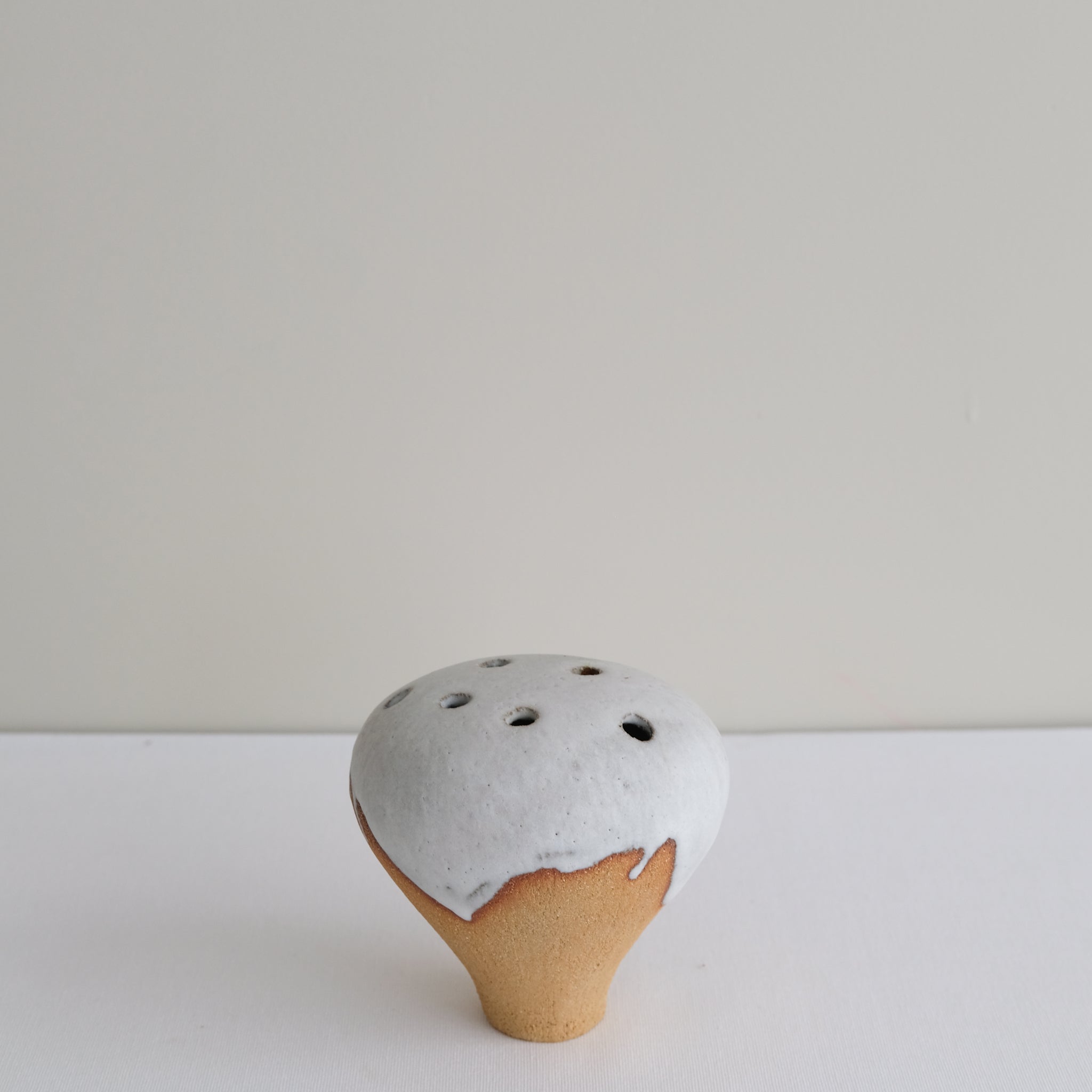 Vase 09 en grès H 11 cm - roux et blanc de Mano Mani chez Brutal Ceramics