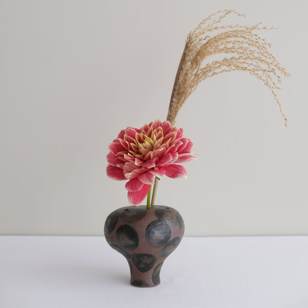 Vase 10 en grès H 9 cm - brun et pois noir de Mano Mani chez Brutal Ceramics