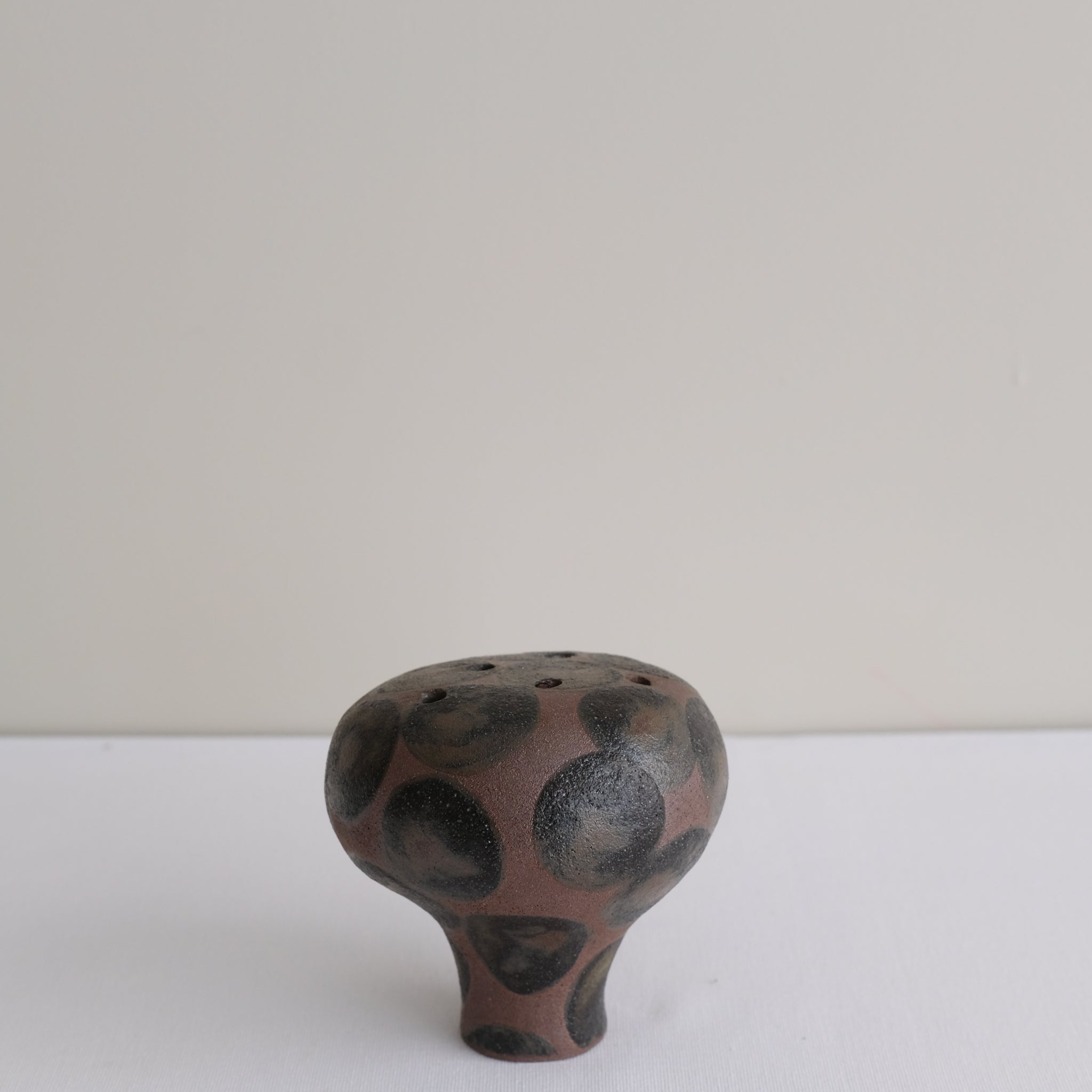 Vase 10 en grès H 9 cm - brun et pois noir de Mano Mani chez Brutal Ceramics